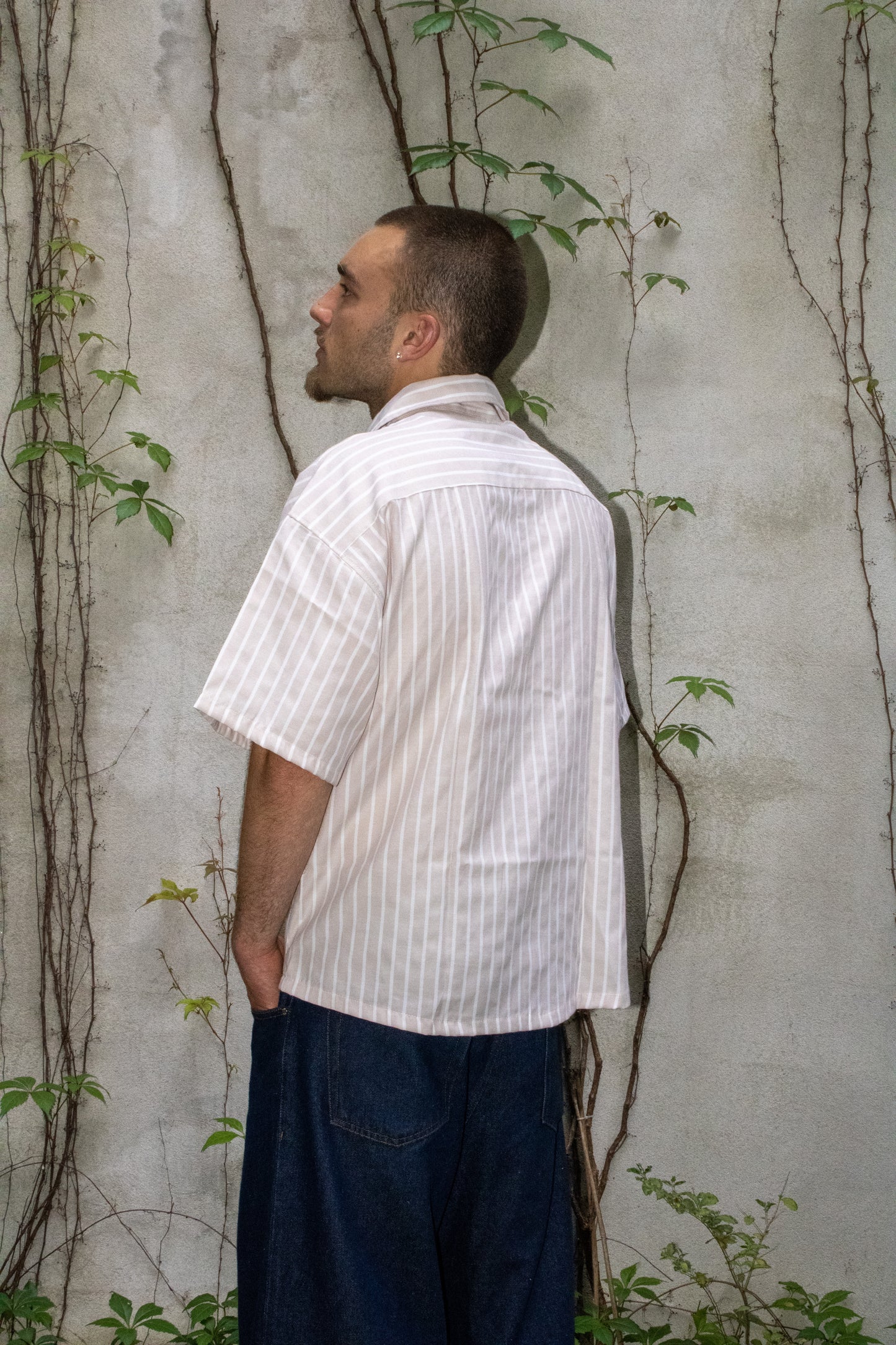 Camisa manga curta às riscas bege