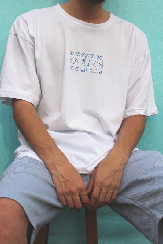 T-shirt oversize branca com azulejo estampado - dile