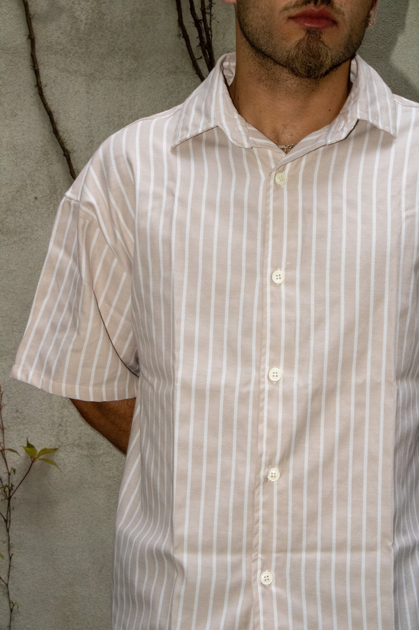 Camisa manga curta às riscas bege