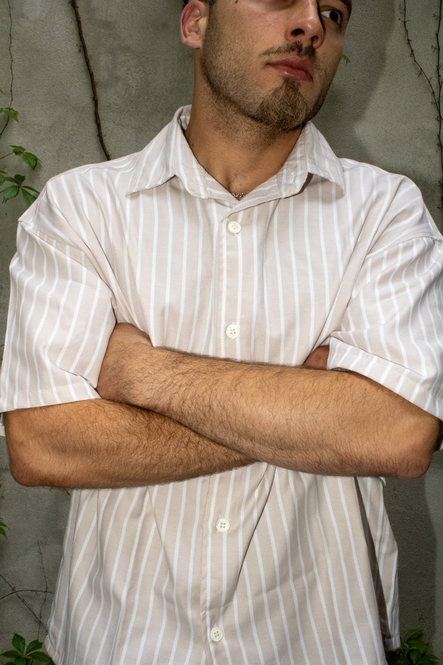Camisa manga curta às riscas bege