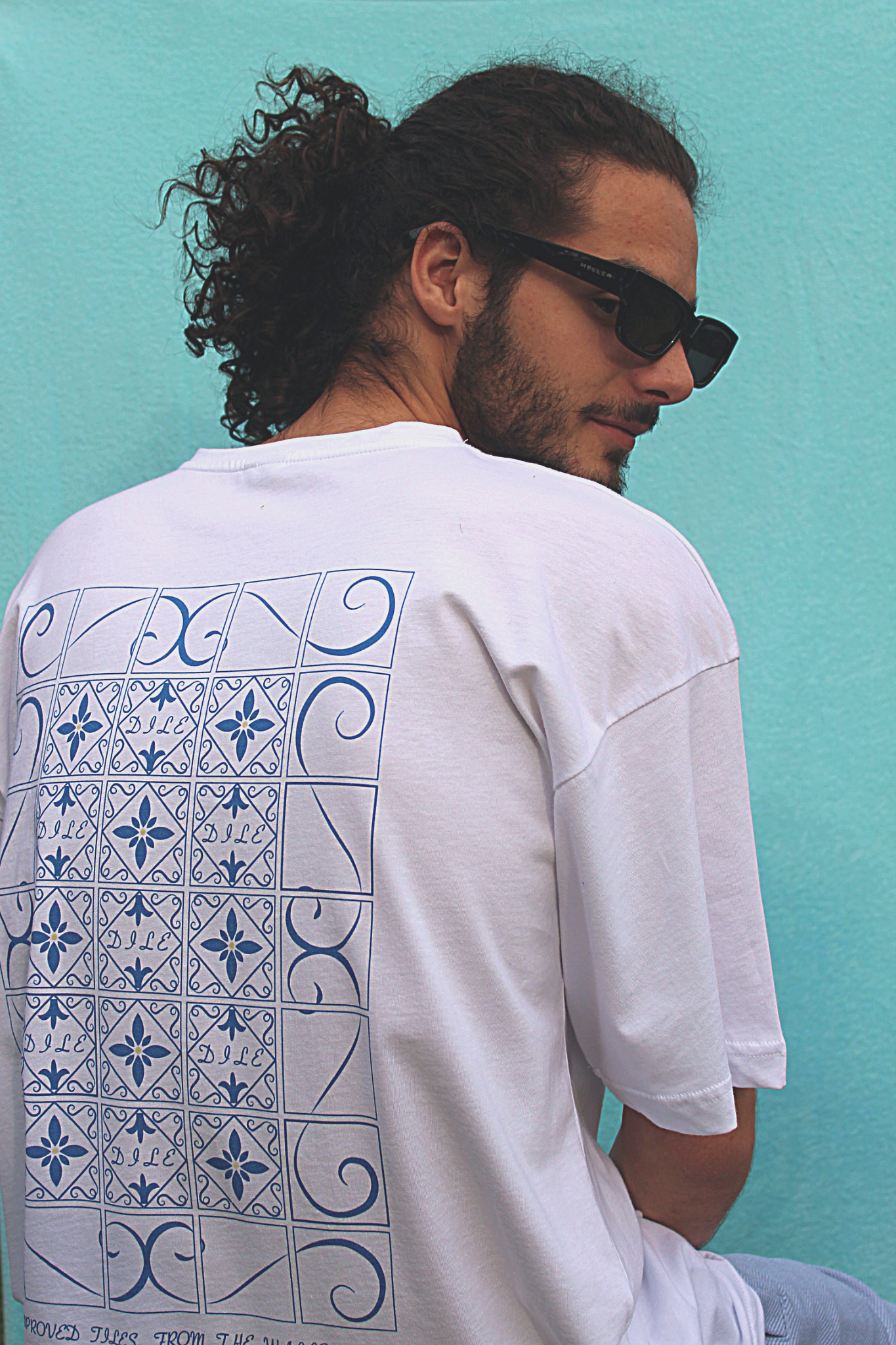 T-shirt oversize branca com azulejo estampado - dile