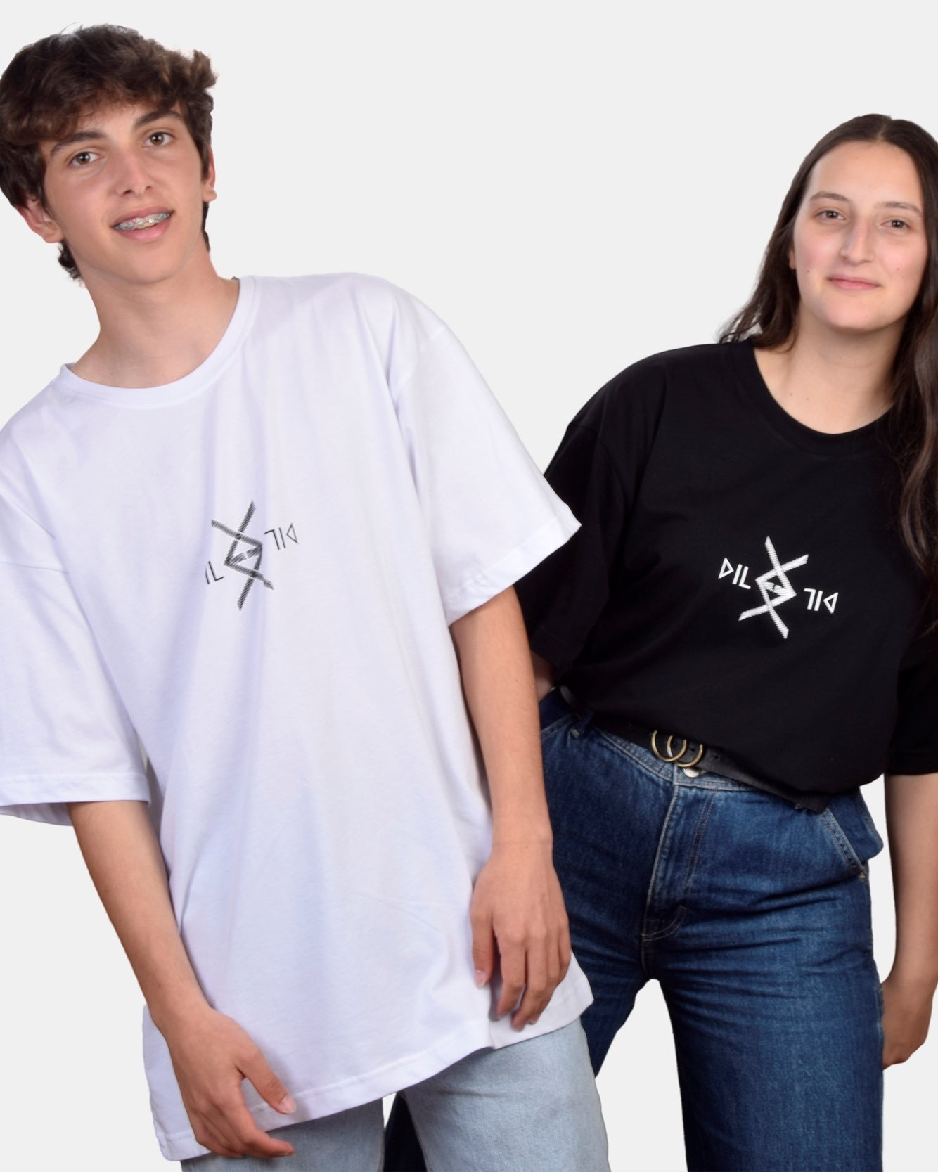 T-shirt oversize branca estampada dile em vários sentidos - dile