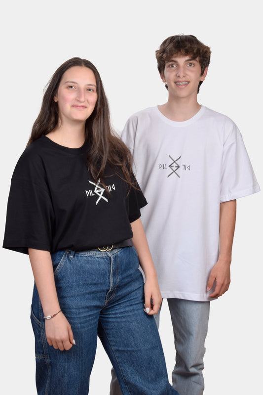 T-shirt oversize preta estampada dile em vários sentidos - dile