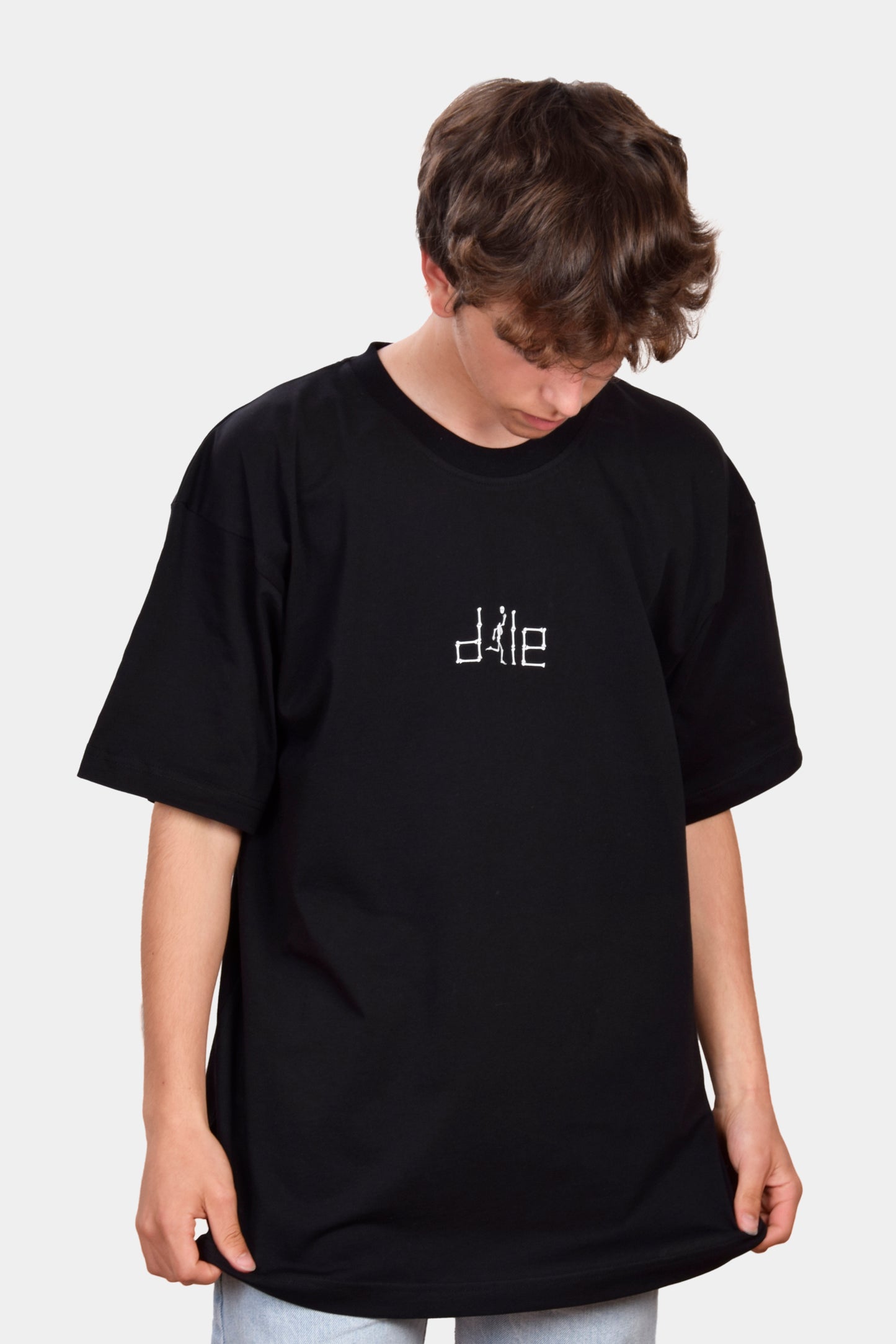 T-shirt oversize preta com esqueleto perdido - dile