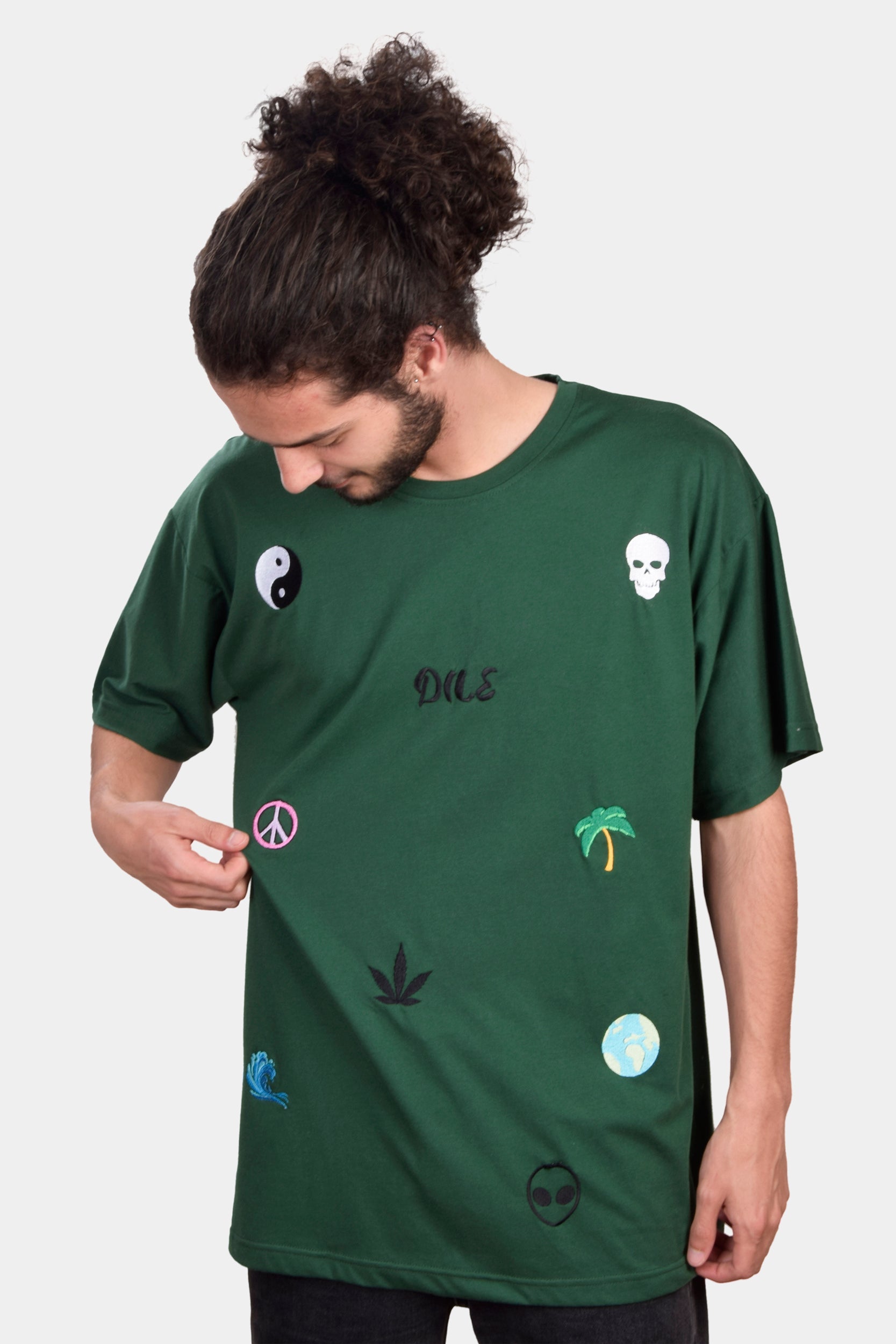 T-shirt verde DILE com vários bordados - dile