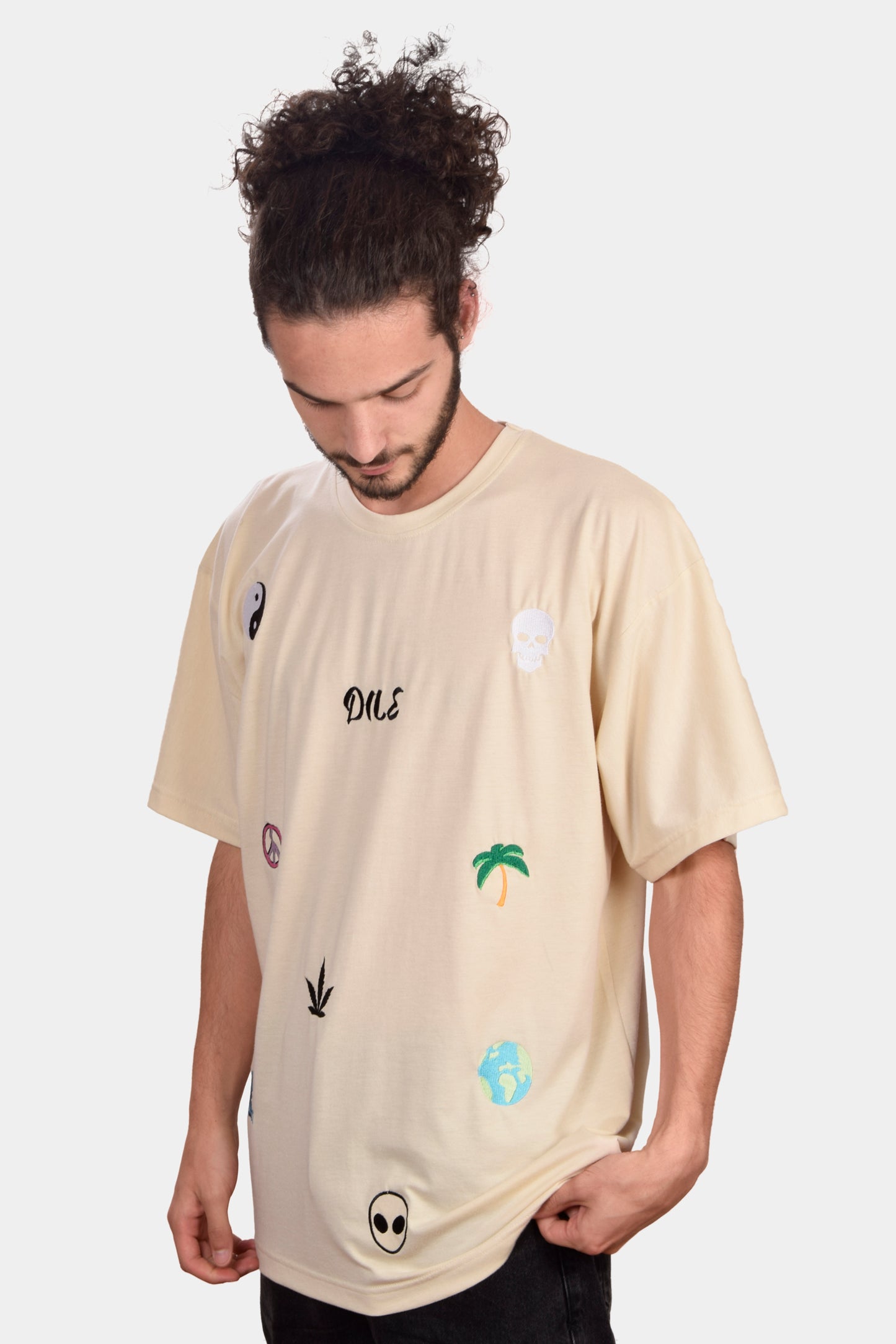 T-shirt oversize bege DILE com vários bordados - dile