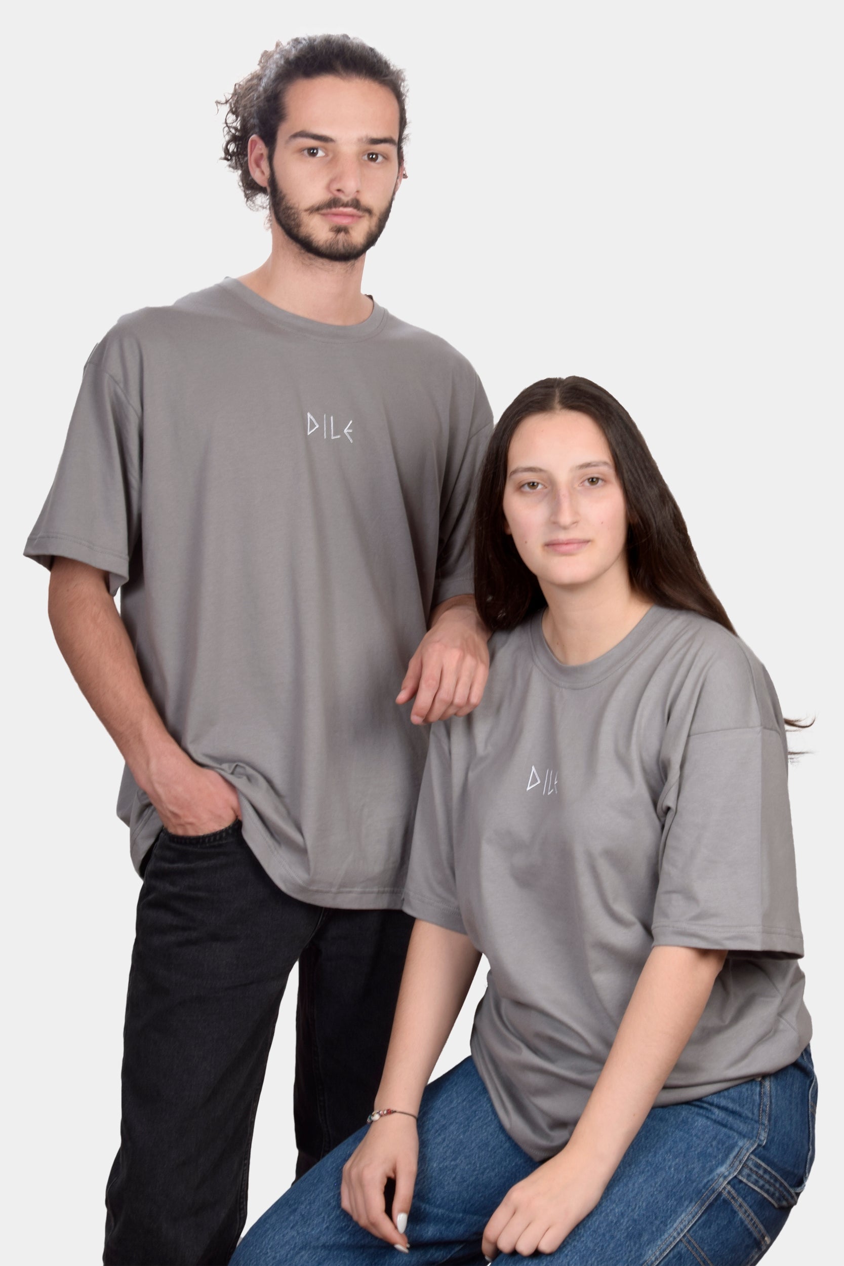 T-shirt oversize cinza com DILE bordado - dile