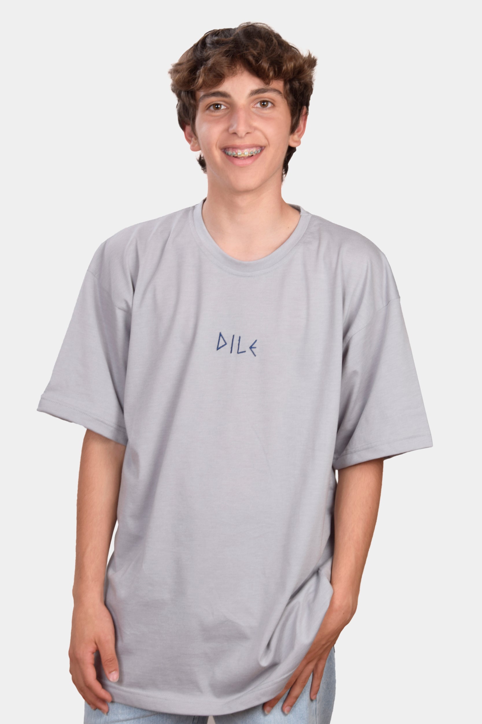 T-shirt oversize cinza com DILE bordado - dile