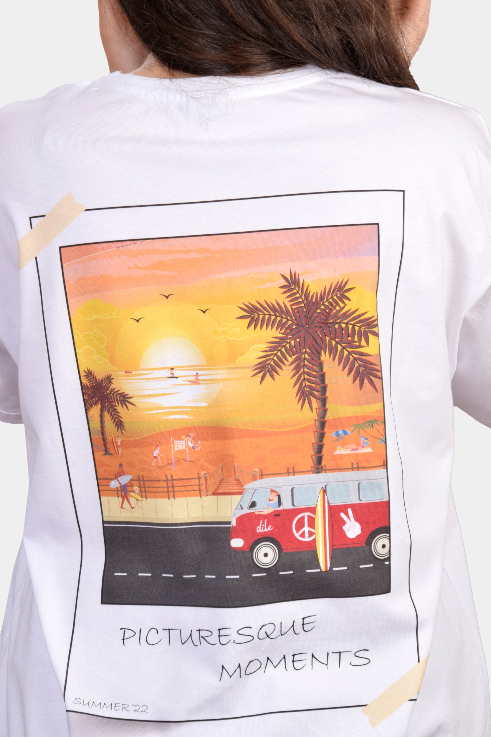 T-shirt oversize branca com polaroide estampada - dile